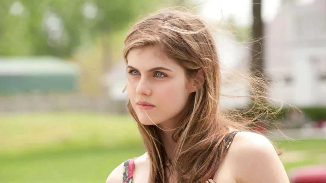 Alexandra Daddario Joins the List of Pregnant Hollywood Goddesses