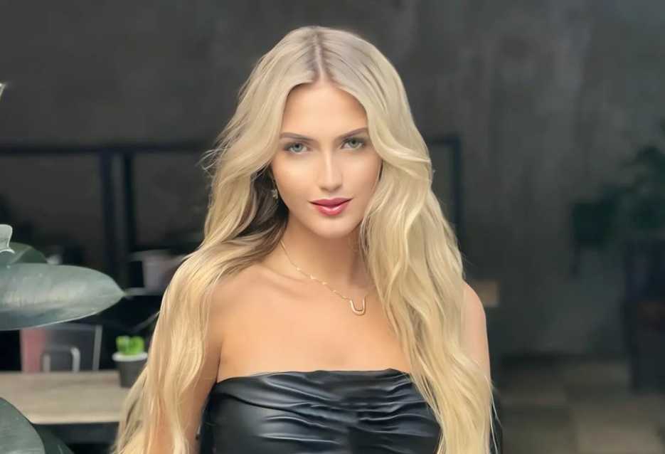 Artistic Expressions: Amateur Model in a Gallery of Creativity 152