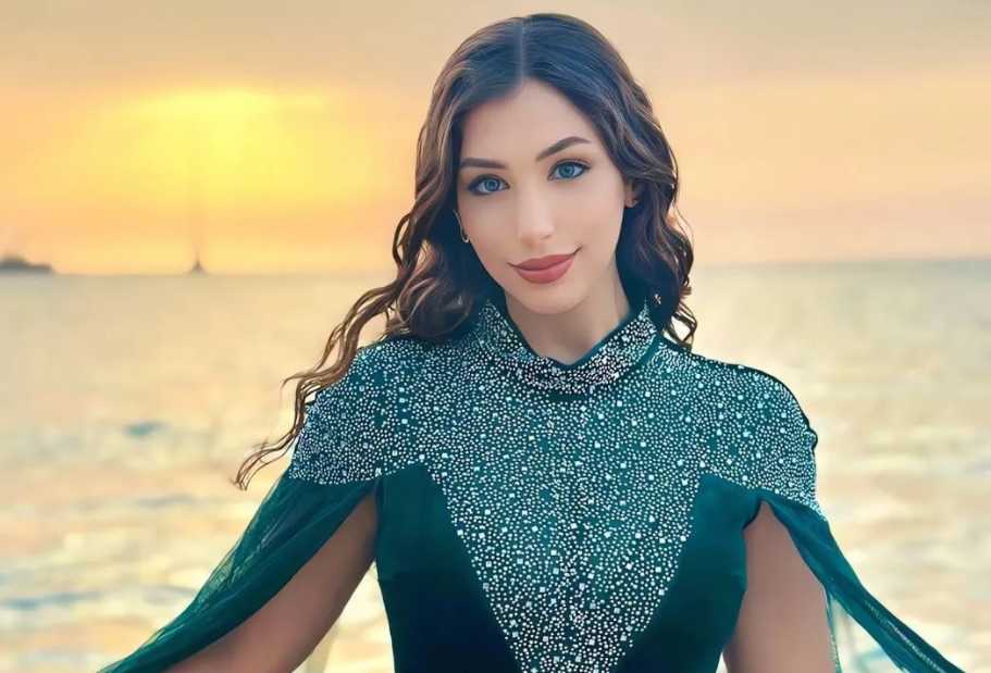 Retro Revival: Amateur Model Channels Vintage Glamour 150