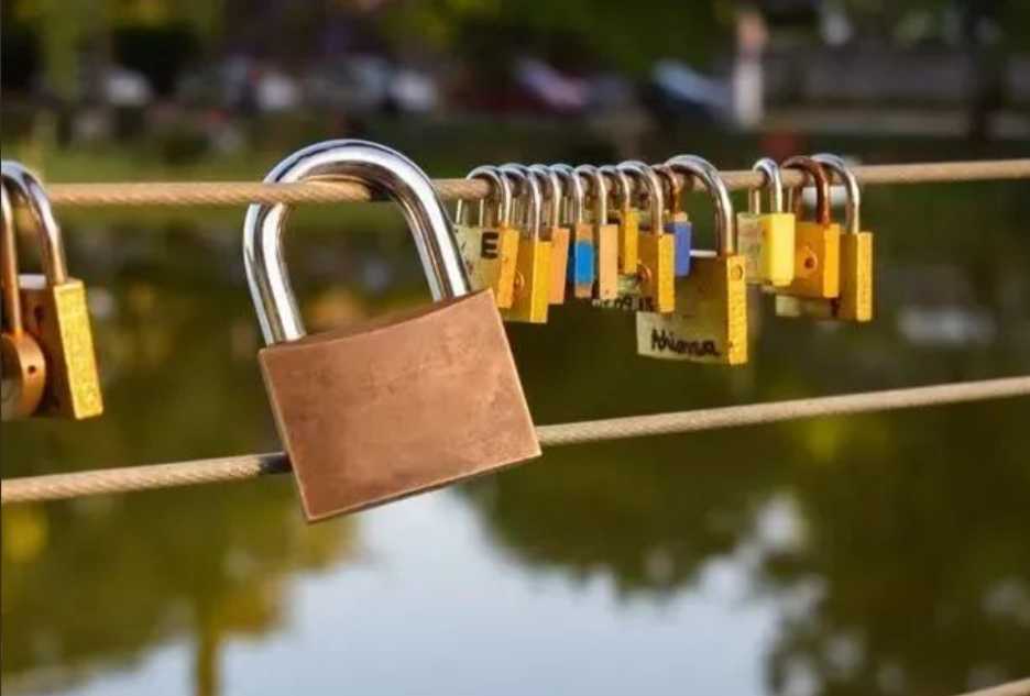 World’s Largest Padlock Weighs 916 Pounds